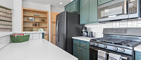 ثلاجة، ميكروويف، فرن، موقد طهي مسطح