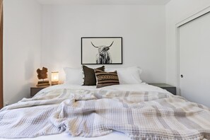 2 bedrooms, desk, free WiFi, bed sheets - Gardenia at Evergreen (Redding)