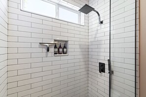 Een douche, handdoeken