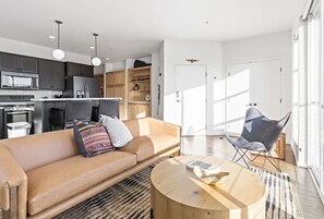 Smart TV - Pine at Evergreen - Boutique Hotel (Redding)