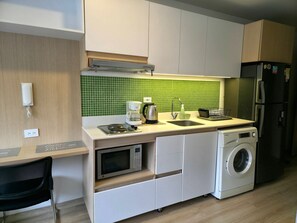 ثلاجة، ميكروويف، غسالة أطباق، ماكينة لصنع القهوة/الشاي