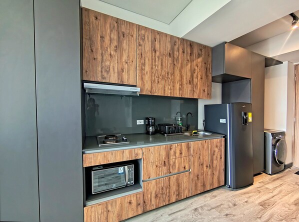 Refrigerador, microondas, lavavajillas y cafetera y tetera 