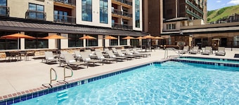 Charming 2-bedroom ski in/out resort in Steamboat Springs w/ fitness room, WiFi