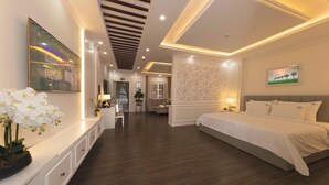 Una habitación de hotel moderna con una cama grande, un escritorio y una zona de estar.