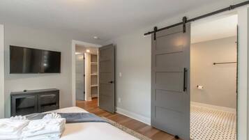 2 bedrooms, desk, iron/ironing board, WiFi