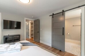 2 bedrooms, desk, iron/ironing board, WiFi