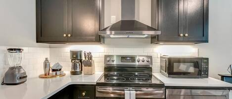 Réfrigérateur, micro-ondes, four, plaque de cuisson