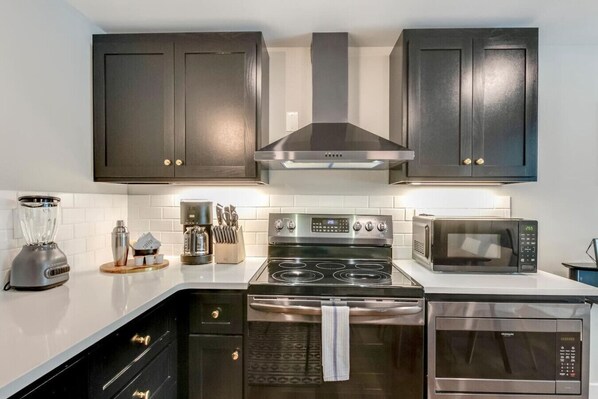 ثلاجة، ميكروويف، فرن، موقد طهي مسطح