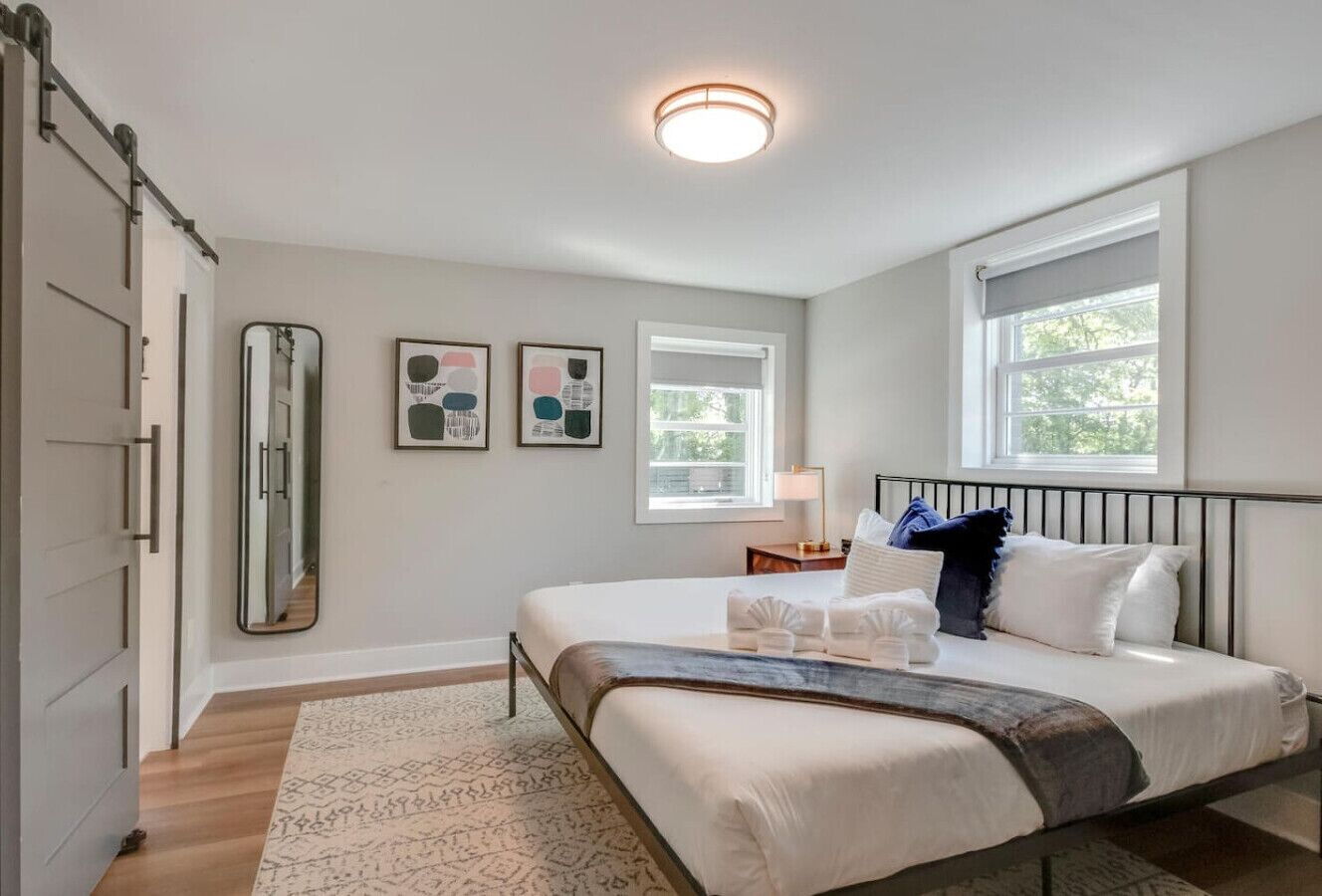 2 bedrooms, desk, iron/ironing board, WiFi