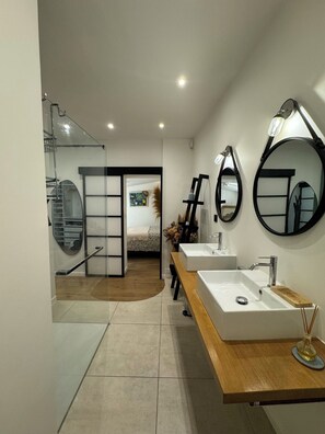 Shower, hair dryer, towels - Large apartment in Le Mourillon near the beaches (TOULON)