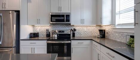 Réfrigérateur, micro-ondes, four, cafetière/bouilloire