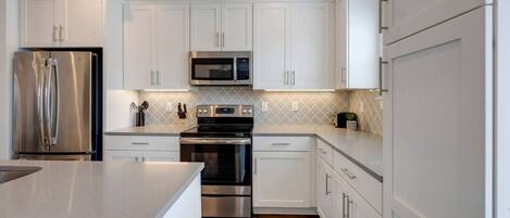 Réfrigérateur, micro-ondes, four, cafetière/bouilloire