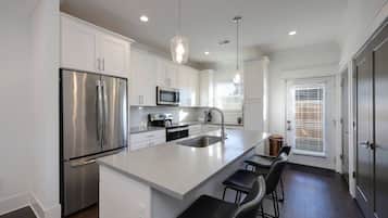 Refrigerador, microondas, horno y cafetera y tetera