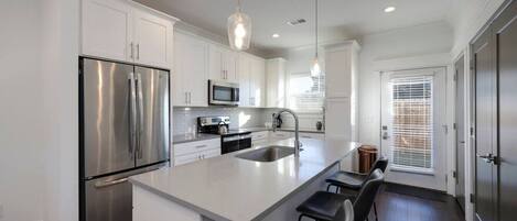 Kühlschrank, Mikrowelle, Ofen, Wasserkocher mit Kaffee-/Teezubehör