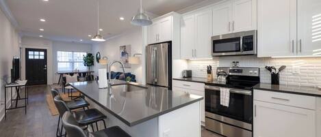 Refrigerador, microondas, horno y cafetera y tetera