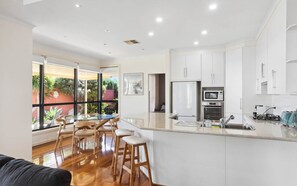 Fridge, microwave, oven, stovetop - Chiton Rocks Court! Mini Oasis by the Sea (Chiton)
