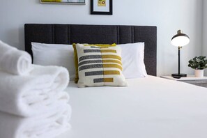 8 عدّة غرف نوم ومكواة/لوح كي وواي فاي مجانًا وملاءات أسرّة