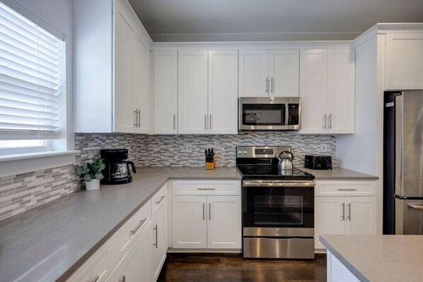 ثلاجة، ميكروويف، فرن، موقد طهي مسطح