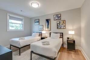 3 habitaciones, escritorio y tabla de planchar con plancha 