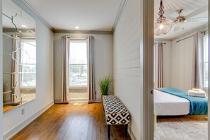 8 slaapkamers, een bureau, een strijkplank/strijkijzer, wifi