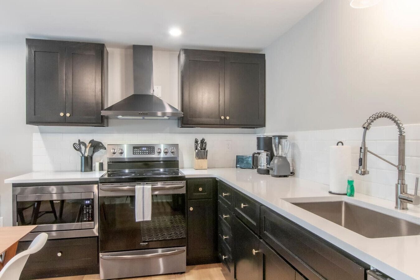 Frigorífic, microones, forn i placa de cuina 