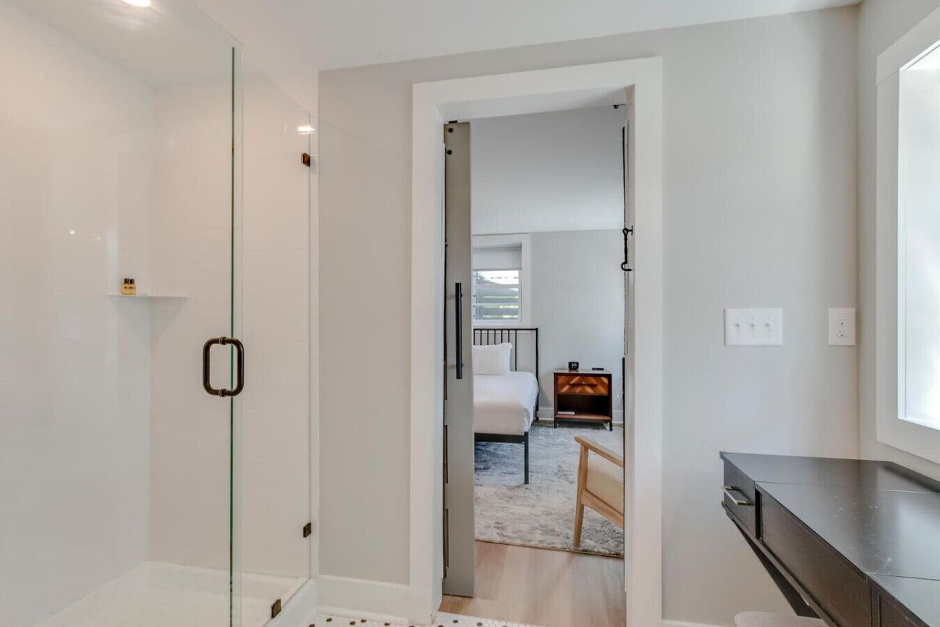 2 habitaciones, escritorio, tabla de planchar con plancha y wifi 