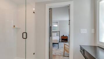 2 Schlafzimmer, Schreibtisch, Bügeleisen/Bügelbrett, WLAN