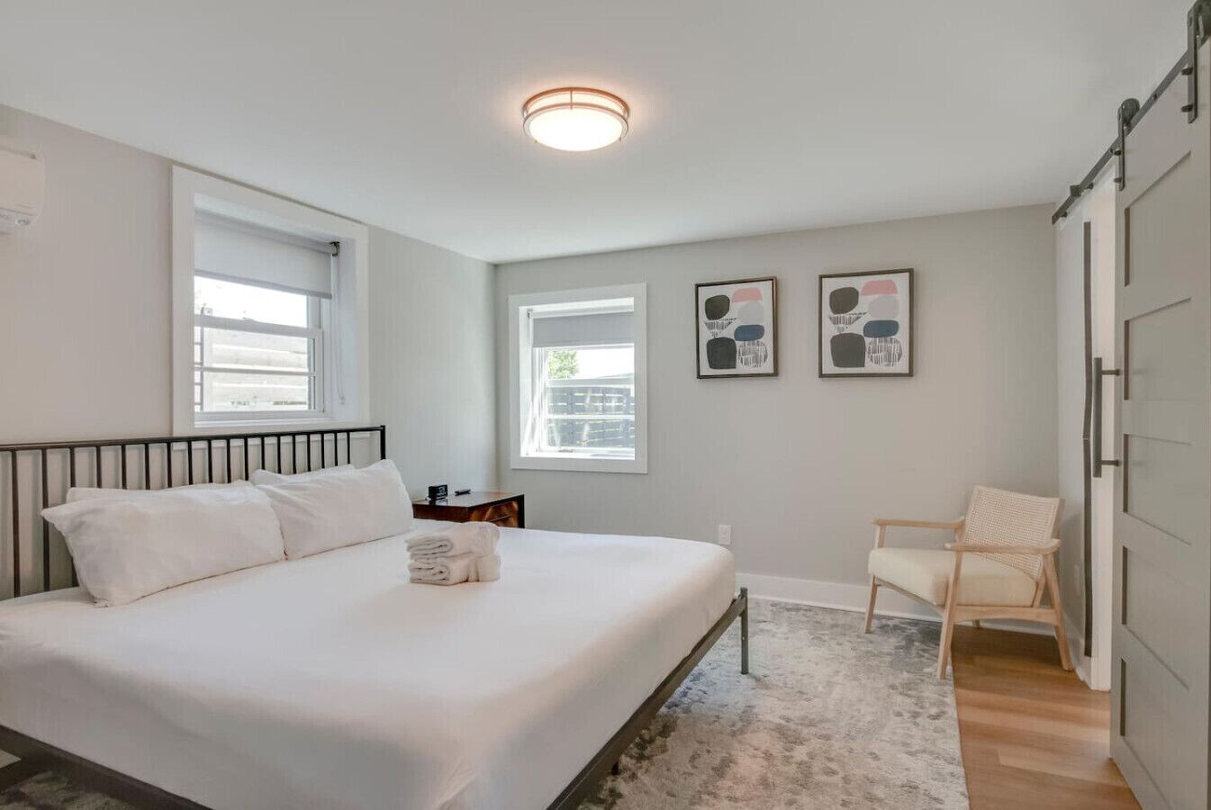 2 bedrooms, desk, iron/ironing board, WiFi