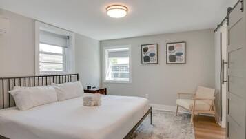 2 bedrooms, desk, iron/ironing board, WiFi