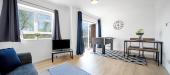 Chic 2 bedroom Flat; wifi, smart TV, foosball table