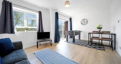 Chic 2 bedroom Flat; wifi, smart TV, foosball table
