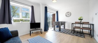 Chic 2 bedroom Flat; wifi, smart TV, foosball table