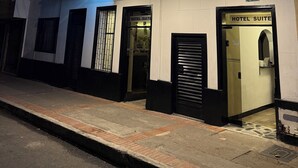 A hotel named "HOTEL SUITE II" with a sign indicating "13-30" hours of operation. - Hotel Suite Centro Bogota (Bogotá)