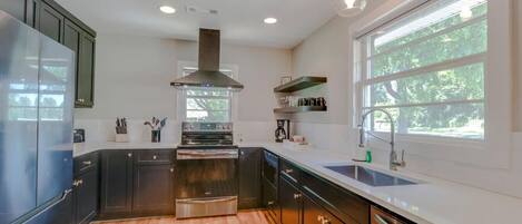 Réfrigérateur, four à micro-ondes, un four, surface de cuisson