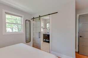 3 bedrooms, desk, iron/ironing board, travel cot
