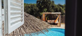 Perfect Retreat- Country House with Pool and Barbecue in the Montada Forest