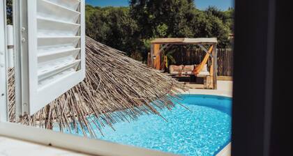 Perfect Retreat- Country House with Pool and Barbecue in the Montada Forest