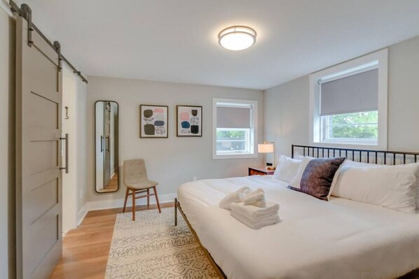 2 slaapkamers, een strijkplank/strijkijzer, gratis wifi, beddengoed