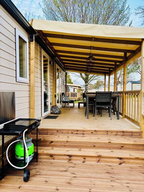 Outdoor dining - Le Nid des Viviers: Waterfront bungalow (Lège-Cap-Ferret)