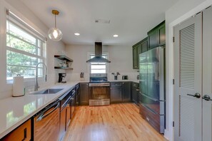 ثلاجة، ميكروويف، فرن، موقد طهي مسطح