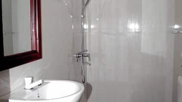 Buồng tắm vòi sen, đồ dùng nhà tắm miễn phí, khăn tắm, xà phòng
