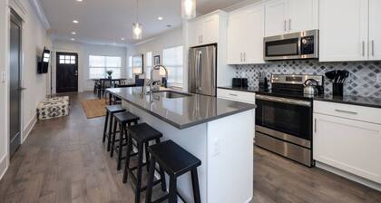 Two Gorgeous Homes- 20 Guests- Amazing Location