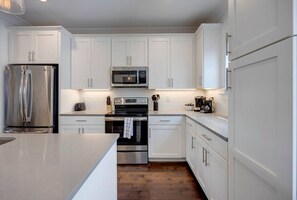 Opvaskemaskine, kaffe-/temaskine, køkkentøj/tallerkener/redskaber