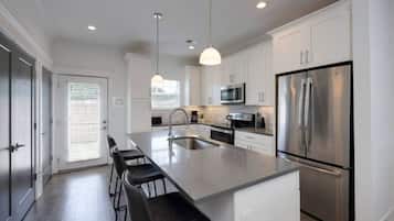 Kjøleskap og kjøkkenutstyr