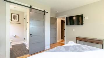 3 habitaciones, escritorio, tabla de planchar con plancha y wifi