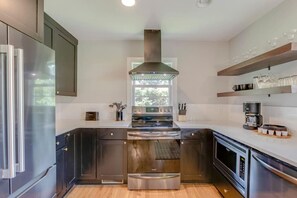 雪櫃、微波爐、焗爐、爐具