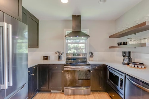 Ultra Relaxing & Fun - Historic Franklin Bungalow