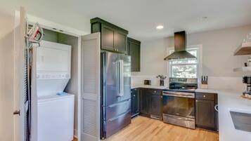 Jääkaappi, mikroaaltouuni, uuni, liesi