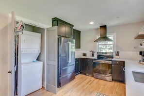 Jääkaappi, mikroaaltouuni, uuni, liesi