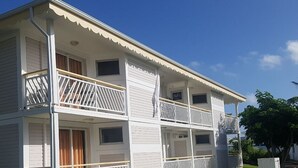 Un immeuble de deux étages doté d’un balcon au deuxième étage.